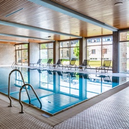 Indoor-Swimmingpool des Schloss Hernstein