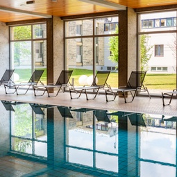 Indoor-Swimmingpool des Schloss Hernstein
