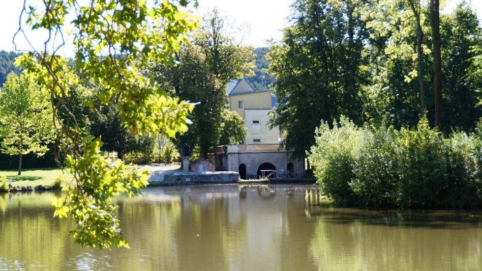 Blick auf den Teich und das Schloss Hernstein