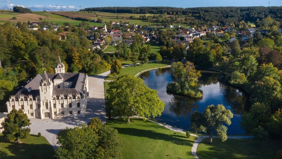 Schloss Hernstein mit Teich von der Vogelperspektive