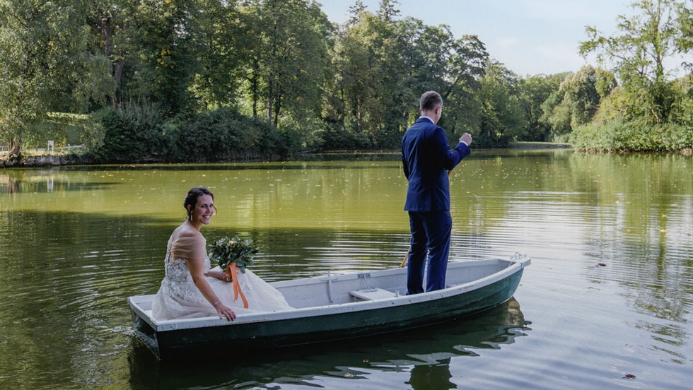 Hochzeitspaar auf einem Boot im Teich des Schloss Hernstein