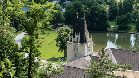 Blick auf den Turm von Schloss Hernstein